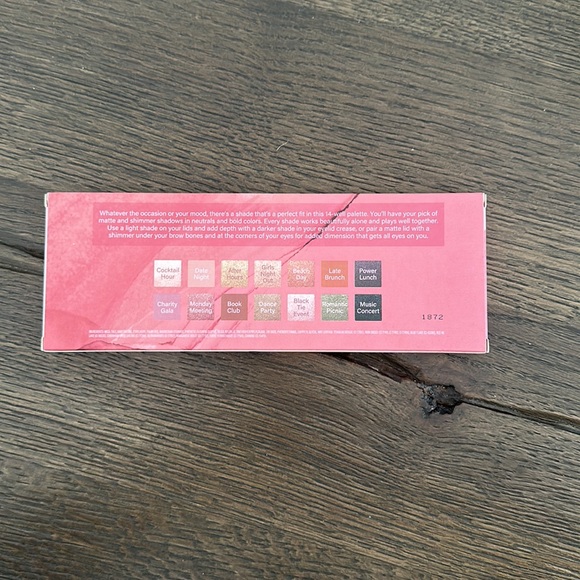 BEST DRESSED LIDS EYESHADOWS PALETTE - Picture 2 of 5